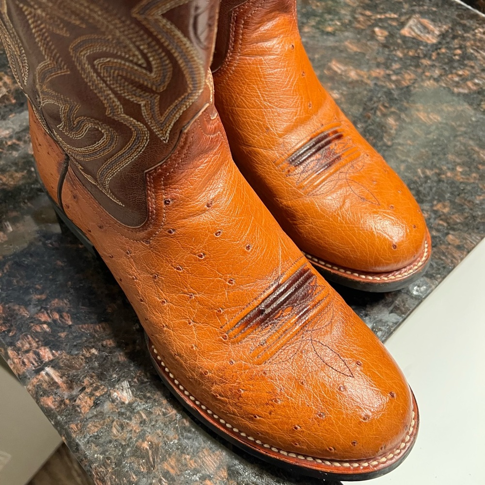 Ariat round toe boots